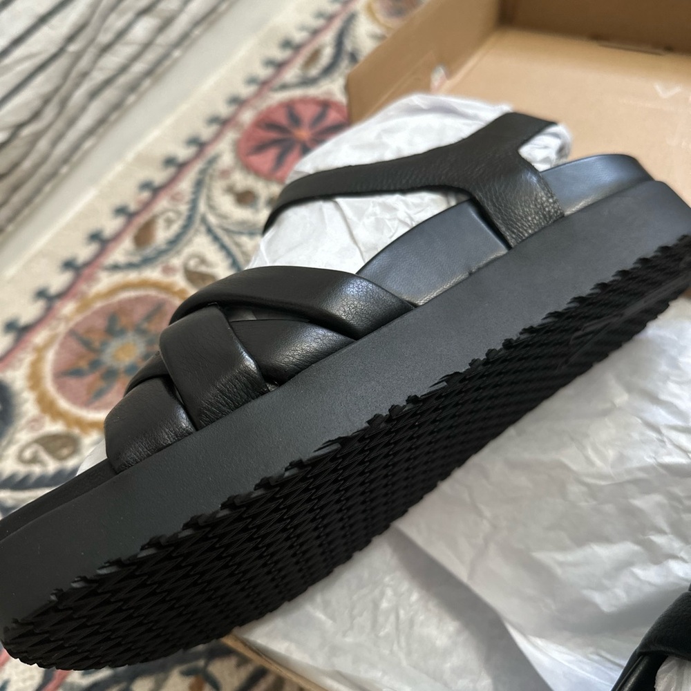NIB  Vionic Leather Sandals - Picture 4 of 4